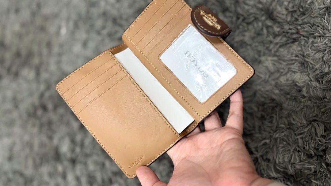 Coach Medium Size Bifold Wallet Tan Brown (Category: Wallets & Card holders) located in Rizal. Submitted by mclluxurycollection (Listing ID 1469221171, Image 2). Description: Brand new Guaranteed original 💯.