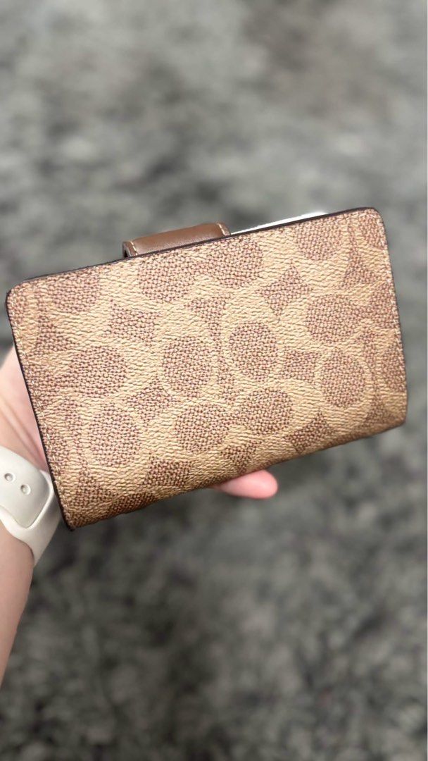 Coach Medium Size Bifold Wallet Tan Brown (Category: Wallets & Card holders) located in Rizal. Submitted by mclluxurycollection (Listing ID 1469221171, Image 3). Description: Brand new Guaranteed original 💯.