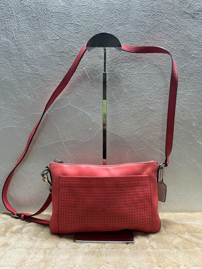 COACH MINI SLINGBAG (Category: Cross-body Bags) located in Caloocan City. Submitted by j3ngsanity (Listing ID 1469310142, Image 1). Description: ISSUE : LEATHER SCRATCHES YKK ZIP.