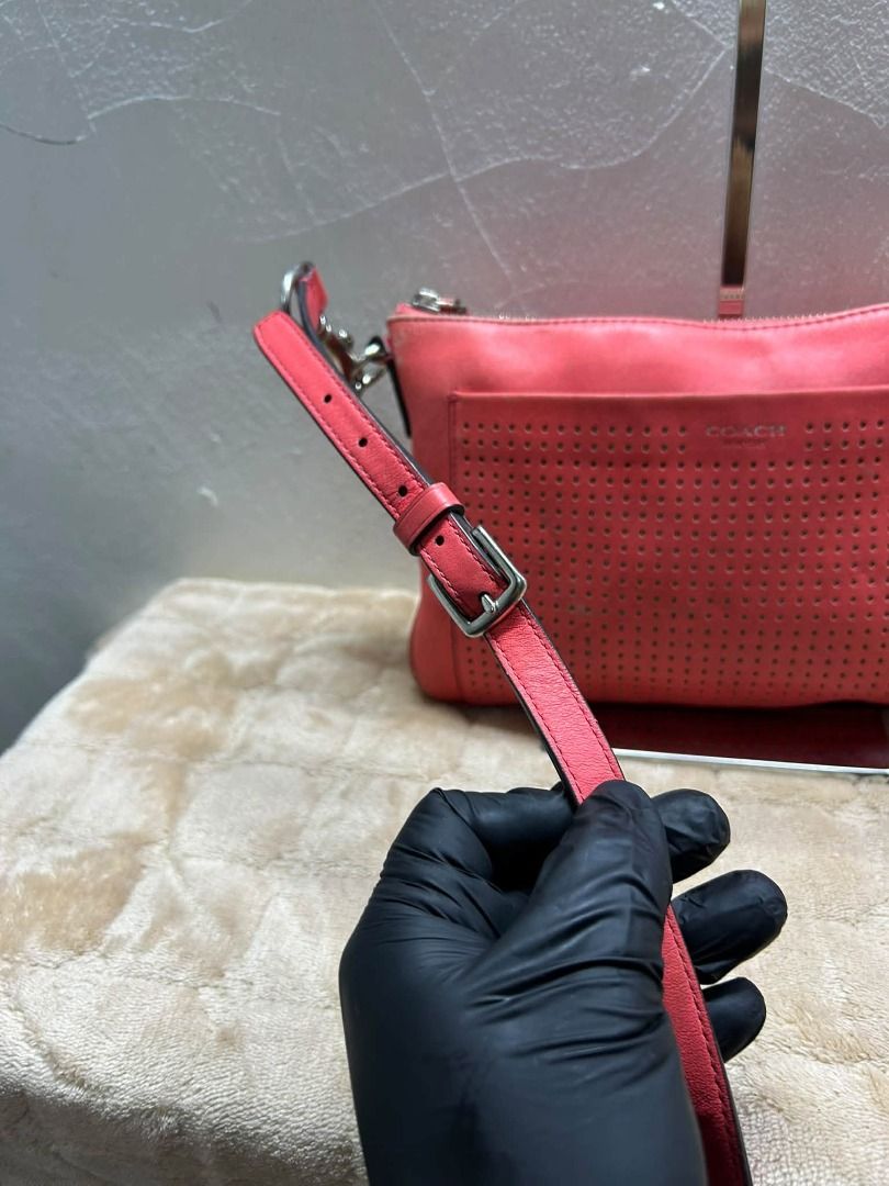 COACH MINI SLINGBAG (Category: Cross-body Bags) located in Caloocan City. Submitted by j3ngsanity (Listing ID 1469310142, Image 3). Description: ISSUE : LEATHER SCRATCHES YKK ZIP.