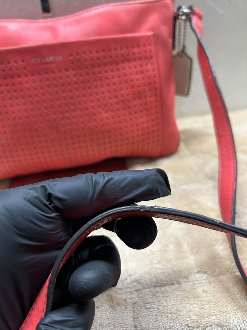 COACH MINI SLINGBAG (Category: Cross-body Bags) located in Caloocan City. Submitted by j3ngsanity (Listing ID 1469310142, Image 2). Description: ISSUE : LEATHER SCRATCHES YKK ZIP.