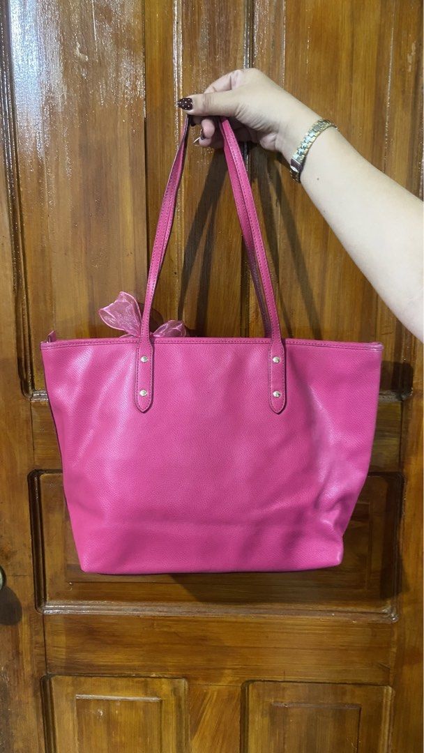 Coach Pink Tote (Category: Luxury Bags & Wallets) located in Valencia. Submitted by srn_stchl (Listing ID 1469175138, Image 2). Description: Good condition .