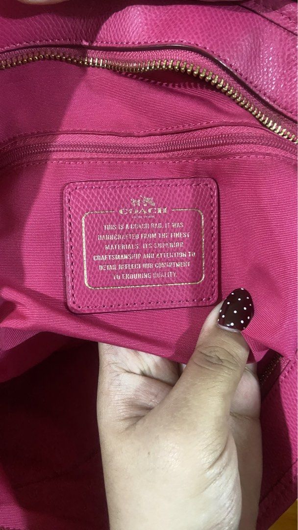 Coach Pink Tote (Category: Luxury Bags & Wallets) located in Valencia. Submitted by srn_stchl (Listing ID 1469175138, Image 3). Description: Good condition .