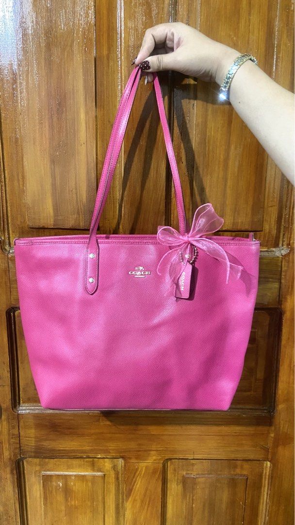 Coach Pink Tote (Category: Luxury Bags & Wallets) located in Valencia. Submitted by srn_stchl (Listing ID 1469175138, Image 1). Description: Good condition .