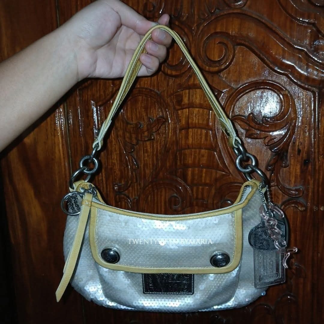 COACH POPPY GROOVY (Category: Luxury Bags & Wallets) located in Manila. Submitted by twentyfifthbymaria (Listing ID 1469304638, Image 1). Description: .
