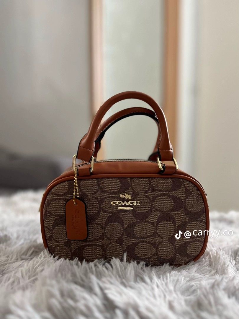 Handbag Various Colors (Category: Shoulder Bags) located in Binan City. Submitted by prettyfishcakeee (Listing ID 1469389604, Image 2). Description: - Complete with original box and tags - Features smooth, high-quality zippers - Adjustable straps included on select styles - Ideal everyday bag for your daily essentials - Meetups and shipping available across the Philippines.