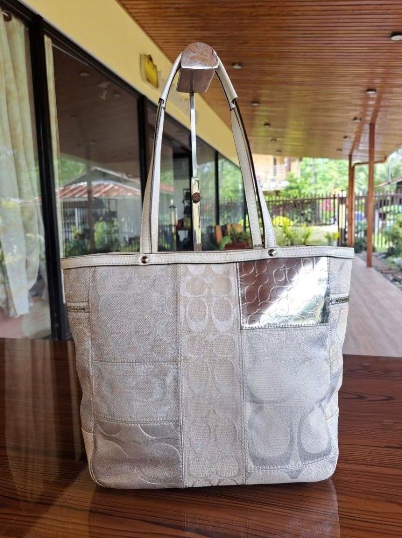 Coach Signature Patchwork Tote Bag (Category: Luxury Bags & Wallets) located in Tagum. Submitted by marny0503-00673 (Listing ID 1469275477, Image 3). Description: Ganda ‼️🤗 sino kaya makakabili nito today ⁉️😍 Authentic/Original Co.ach Signature Patchwork Tote Bag, Pre-owned ‼️‼️👜👜 Made in China With code Ykk zipper In pretty condition 😻😻 very minimal sign of use only.. 🥰Please zoom in and zoom out to appreciate and to know the actual condi