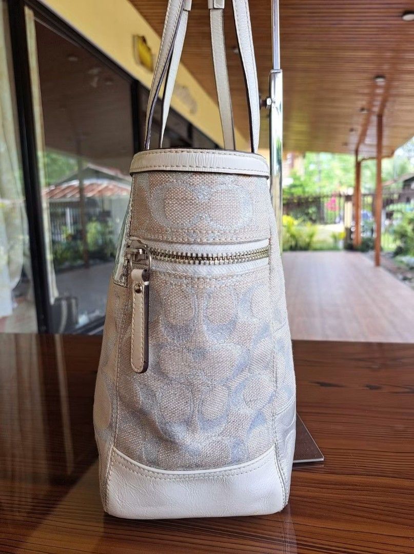 Coach Signature Patchwork Tote Bag (Category: Luxury Bags & Wallets) located in Tagum. Submitted by marny0503-00673 (Listing ID 1469275477, Image 2). Description: Ganda ‼️🤗 sino kaya makakabili nito today ⁉️😍 Authentic/Original Co.ach Signature Patchwork Tote Bag, Pre-owned ‼️‼️👜👜 Made in China With code Ykk zipper In pretty condition 😻😻 very minimal sign of use only.. 🥰Please zoom in and zoom out to appreciate and to know the actual condi