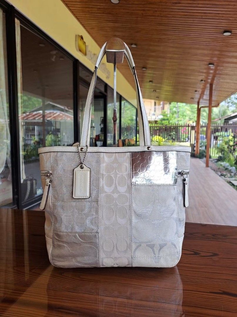 Coach Signature Patchwork Tote Bag (Category: Luxury Bags & Wallets) located in Tagum. Submitted by marny0503-00673 (Listing ID 1469275477, Image 1). Description: Ganda ‼️🤗 sino kaya makakabili nito today ⁉️😍 Authentic/Original Co.ach Signature Patchwork Tote Bag, Pre-owned ‼️‼️👜👜 Made in China With code Ykk zipper In pretty condition 😻😻 very minimal sign of use only.. 🥰Please zoom in and zoom out to appreciate and to know the actual condi