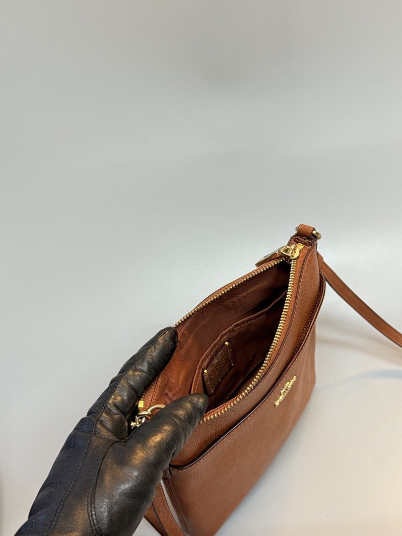 Coach Sling (Category: Cross-body Bags) located in Cebu City. Submitted by ricahsukaybags_2017 (Listing ID 1469229421, Image 3). Description: Coach sling. Very gwapa no major flaws.