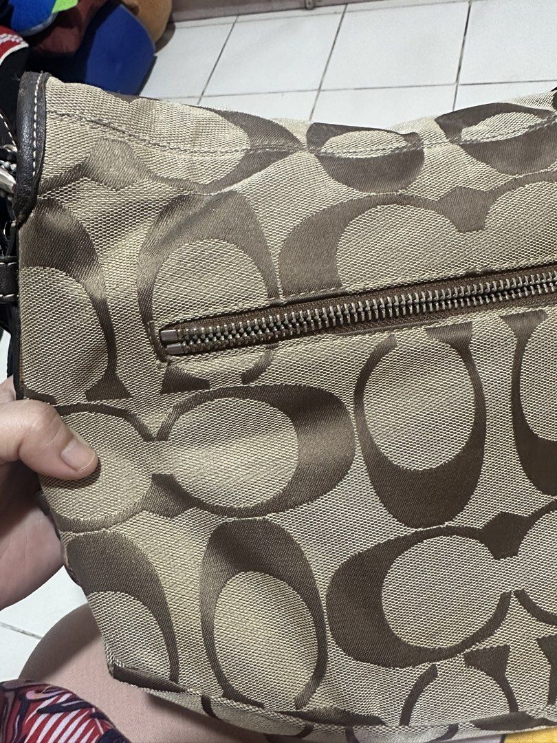 Coach sling bag (Category: Cross-body Bags) located in Lipa City. Submitted by jmariebbb (Listing ID 1469255479, Image 2). Description: Coach authentic sling bag. Sf: 200 Price Negotiable to sure buyers .