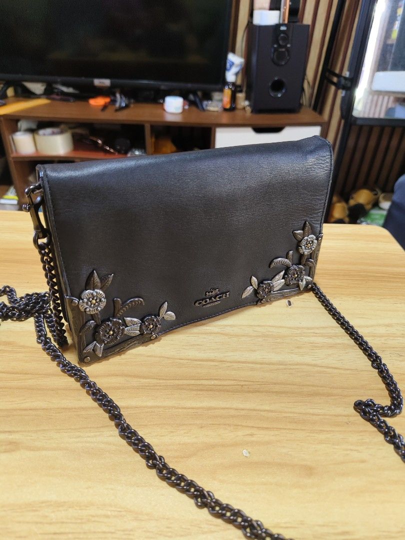 Coach sling wallet leather bag (Category: Shoulder Bags) located in Manila. Submitted by quickcloud_e63045 (Listing ID 1469166498, Image 1). Description: .