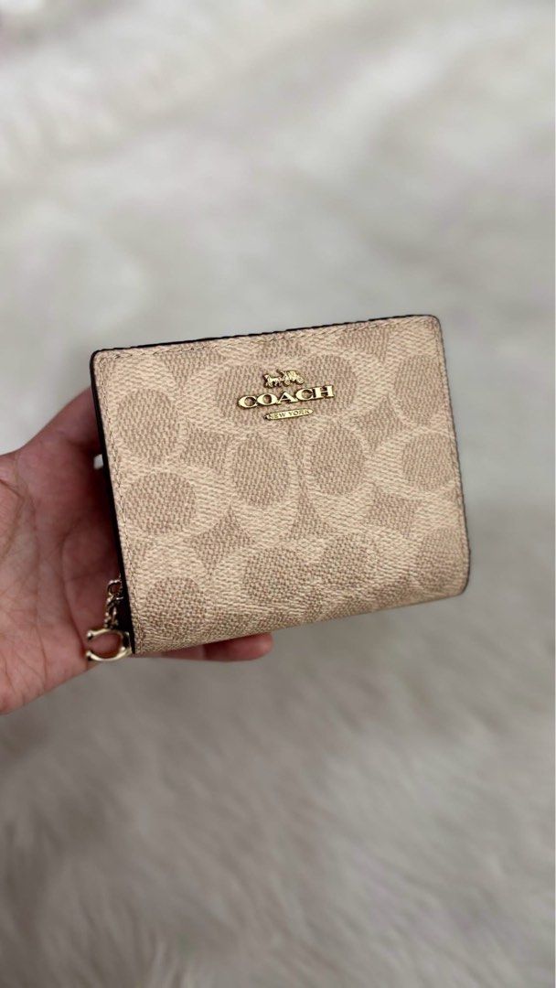 Coach Snap Bifold (Category: Wallets & Card holders) located in Rizal. Submitted by mclluxurycollection (Listing ID 1469220705, Image 1). Description: Brand new Guaranteed original 💯.