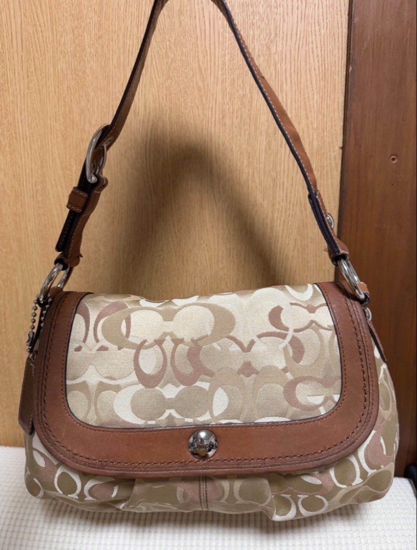 COACH SOHO SIGNATURE FLAP (Category: Luxury Bags & Wallets) located in Caloocan City. Submitted by grandpenguin-811b (Listing ID 1469196964, Image 1). Description: AUTHENTIC NO ISSUE THRIFTED ITEMS CHECK TAGS PAUNAHAN .