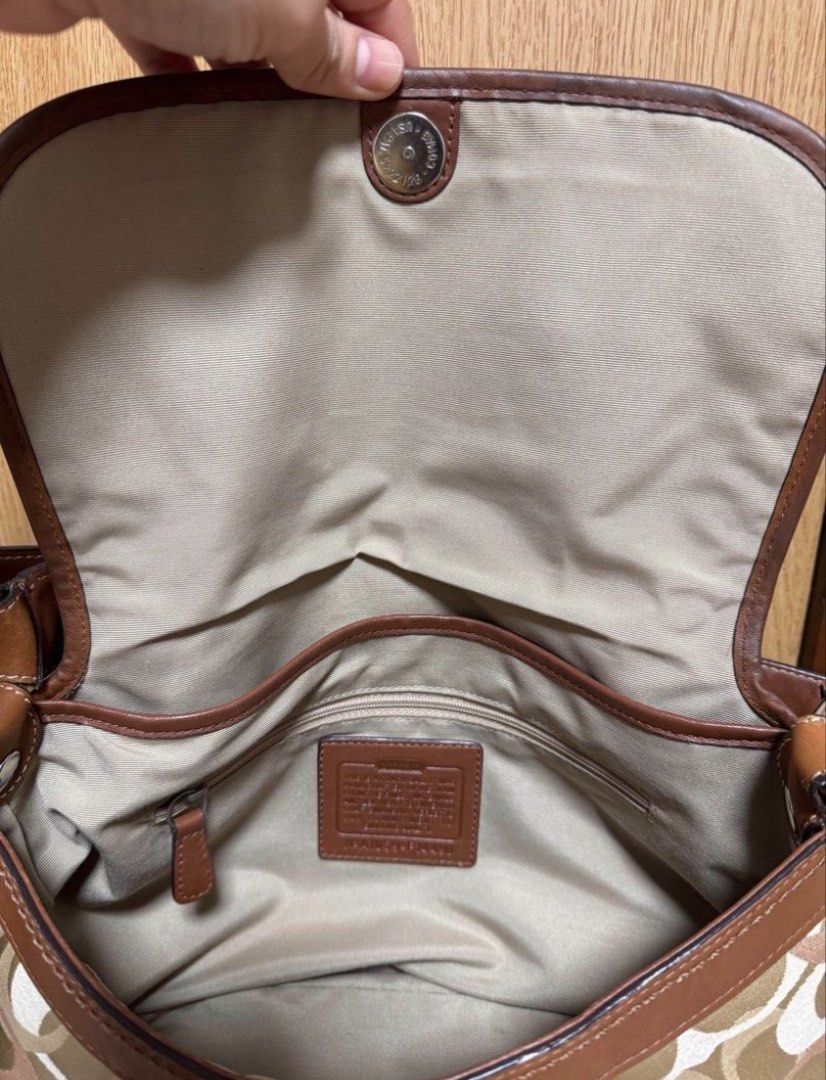 COACH SOHO SIGNATURE FLAP (Category: Luxury Bags & Wallets) located in Caloocan City. Submitted by grandpenguin-811b (Listing ID 1469196964, Image 3). Description: AUTHENTIC NO ISSUE THRIFTED ITEMS CHECK TAGS PAUNAHAN .
