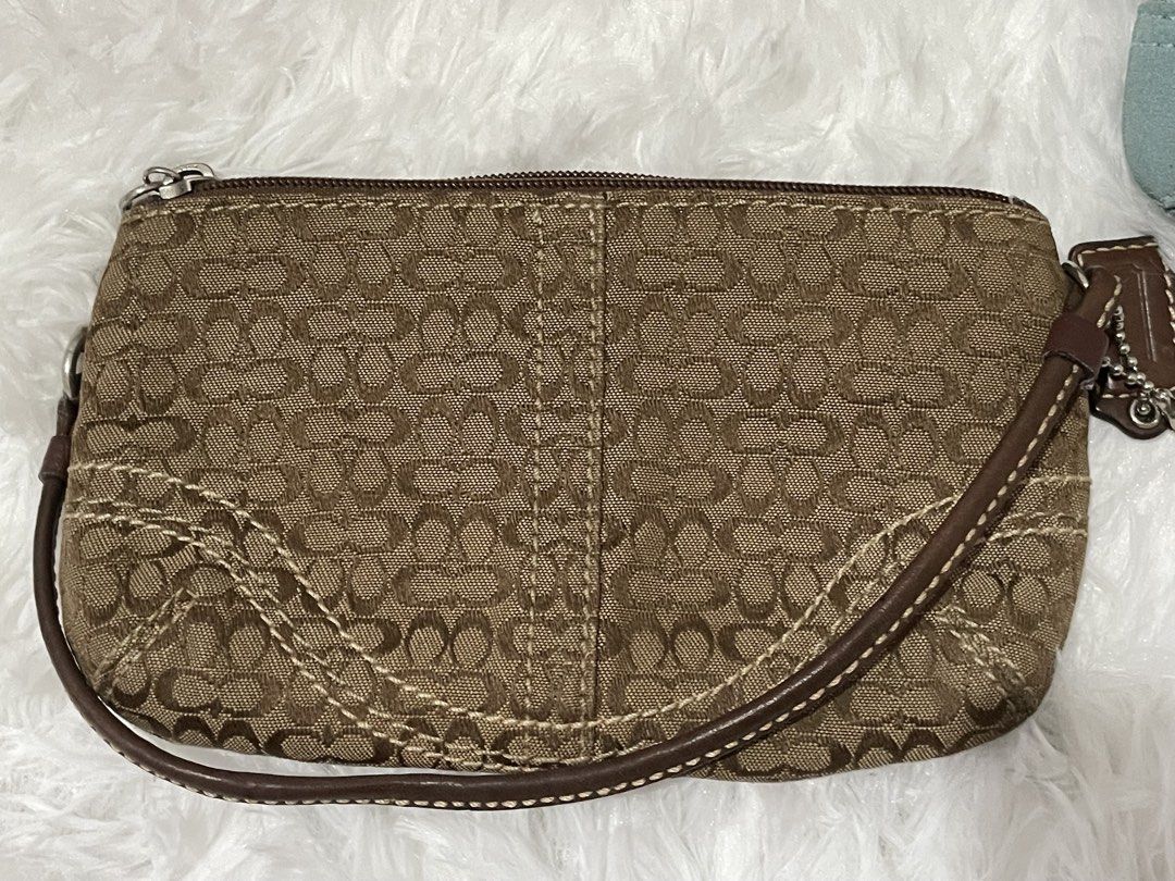 Coach Soho Wristlet (Category: Luxury Bags & Wallets) located in Manila. Submitted by ms.cee_ (Listing ID 1469255661, Image 2). Description: Soho wristlet w issue, dm for more photos..