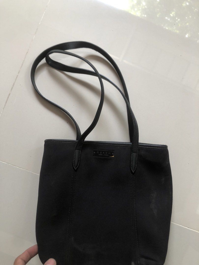 Coach tote bag (Category: Luxury Bags & Wallets) located in Binalbagan. Submitted by kianbenedict024 (Listing ID 1469188303, Image 1). Description: Coach tote bag .