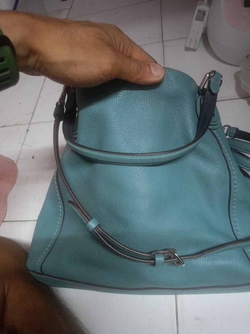 Coach two way bag (Category: Cross-body Bags) located in Manila. Submitted by raymund2501 (Listing ID 1469227344, Image 3). Description: for sale coach two way bag excellent condition issue creed inalis un lng LC all u want.