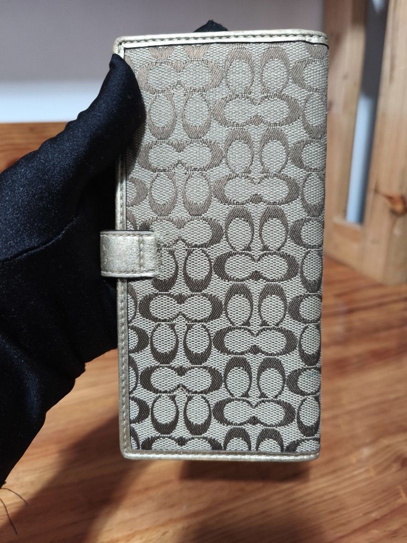 Coach wallet (Category: Wallets & Card holders) located in Baguio. Submitted by queenlyne_vintage_rare_finds (Listing ID 1469211680, Image 3). Description: .