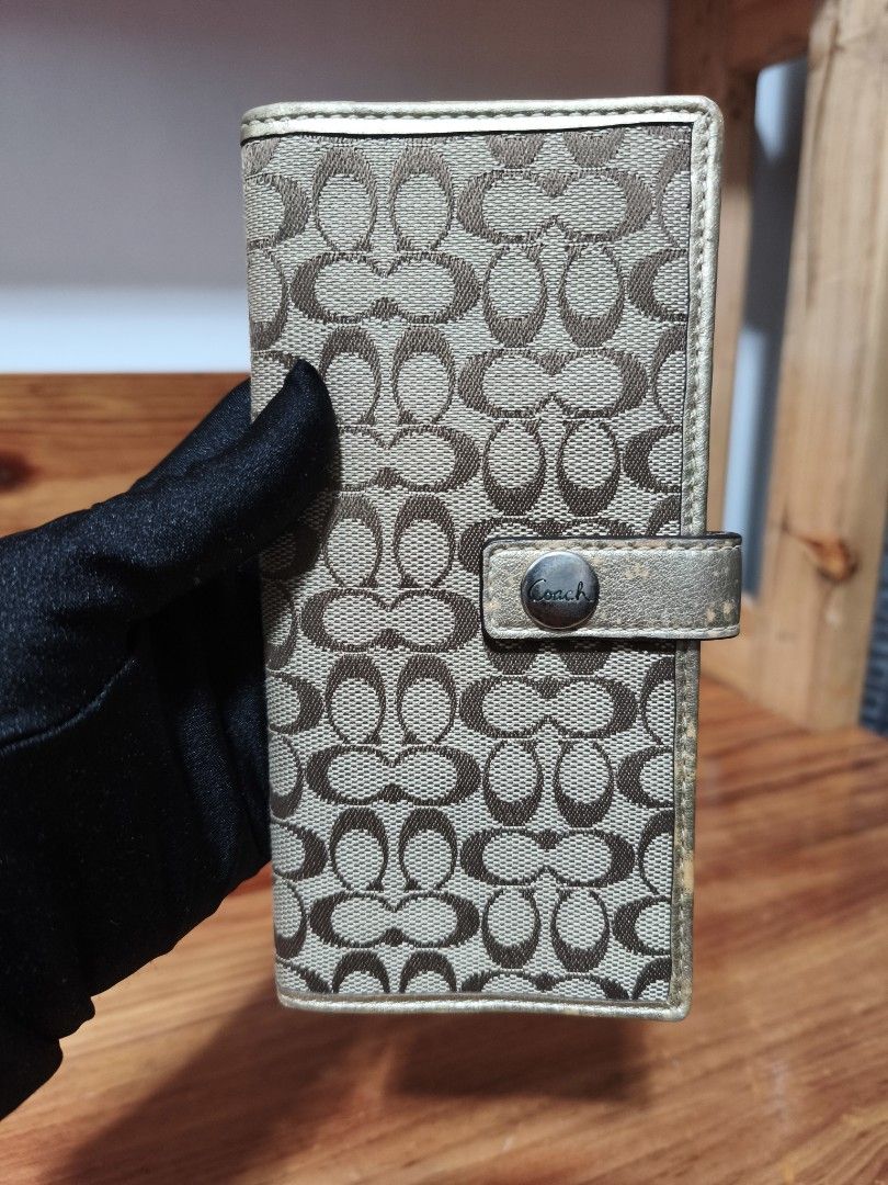 Coach wallet (Category: Wallets & Card holders) located in Baguio. Submitted by queenlyne_vintage_rare_finds (Listing ID 1469211680, Image 1). Description: .