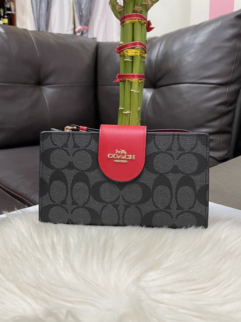 Coach Wrislet Wallet (Category: Luxury Bags & Wallets) located in Mandaue City. Submitted by ludz_0246 (Listing ID 1469183266, Image 1). Description: Ykk Zipper Puller Kasya Promax Gold in Hardware Two Tone.