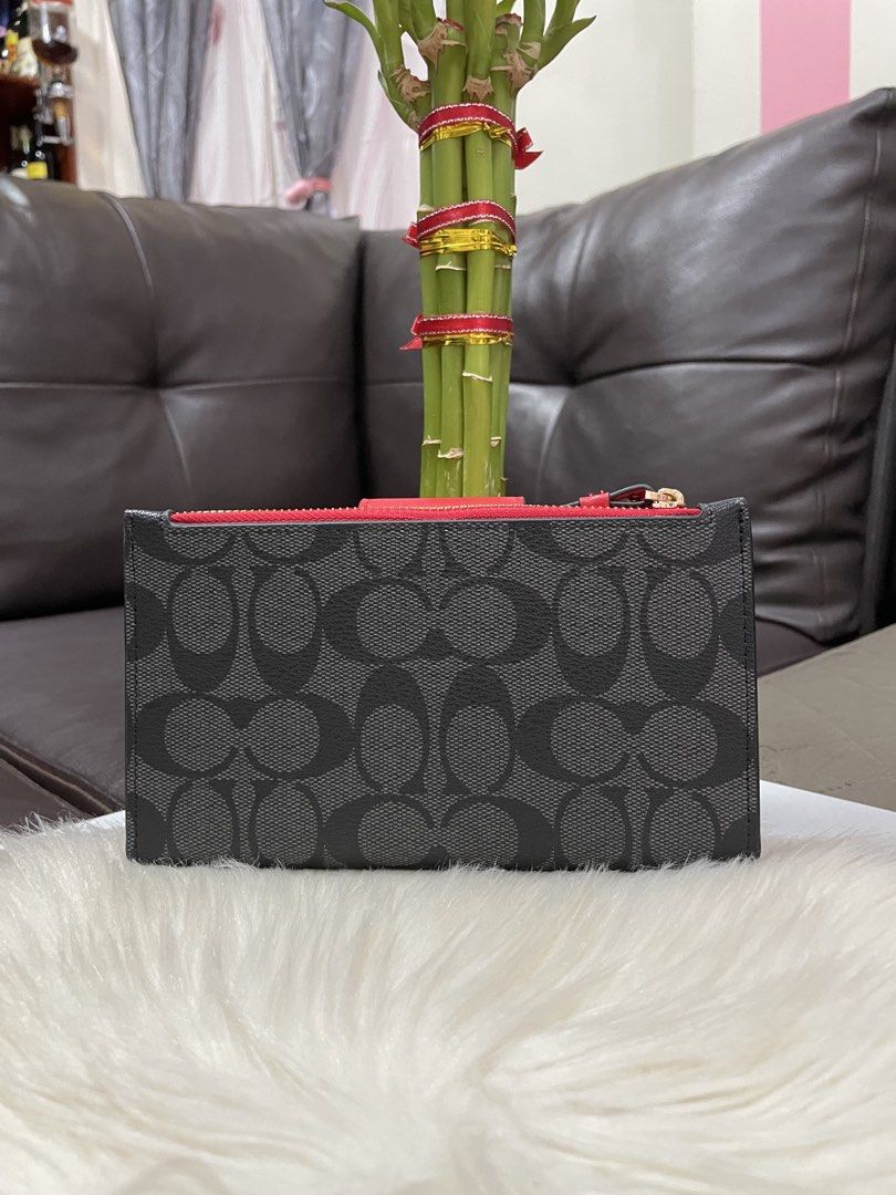 Coach Wrislet Wallet (Category: Luxury Bags & Wallets) located in Mandaue City. Submitted by ludz_0246 (Listing ID 1469183266, Image 2). Description: Ykk Zipper Puller Kasya Promax Gold in Hardware Two Tone.