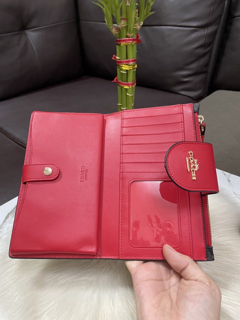 Coach Wrislet Wallet (Category: Luxury Bags & Wallets) located in Mandaue City. Submitted by ludz_0246 (Listing ID 1469183266, Image 3). Description: Ykk Zipper Puller Kasya Promax Gold in Hardware Two Tone.