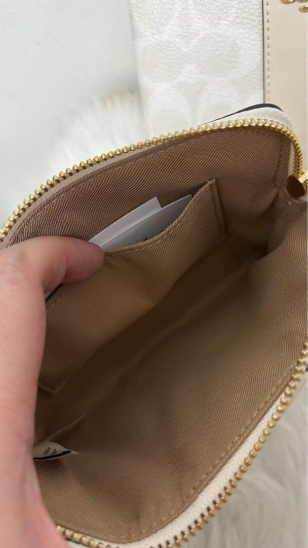 Coach Wristlet (Category: Wallets & Card holders) located in Rizal. Submitted by mclluxurycollection (Listing ID 1469221641, Image 3). Description: Brand new Guaranteed original 💯.