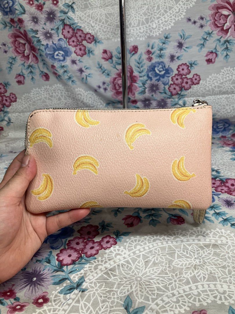 COACH WRISTLET BANANA PRINT (Category: Wallets & Card holders) located in General Mariano Alvarez. Submitted by adonid (Listing ID 1469173412, Image 3). Description: COACH WRISTLET BANANA PRINT GOOD CONDITION NORMAL SIGN OF USAGE ONL.