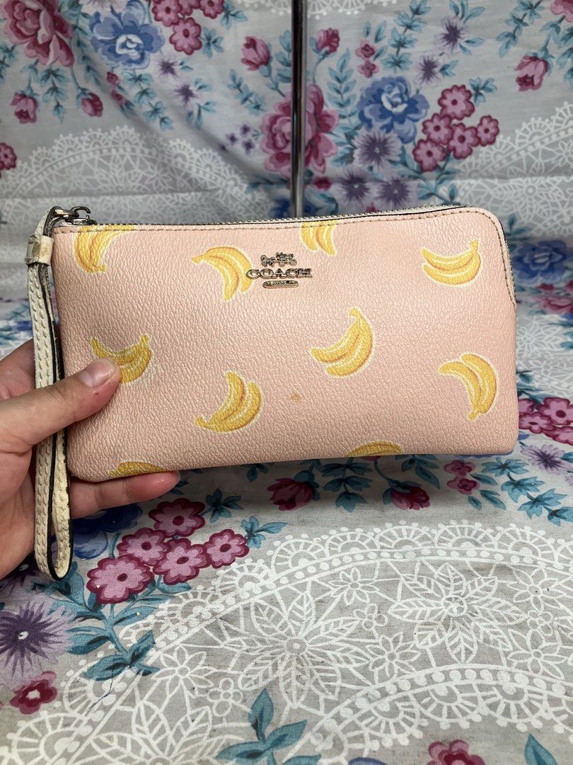 COACH WRISTLET BANANA PRINT (Category: Wallets & Card holders) located in General Mariano Alvarez. Submitted by adonid (Listing ID 1469173412, Image 1). Description: COACH WRISTLET BANANA PRINT GOOD CONDITION NORMAL SIGN OF USAGE ONL.