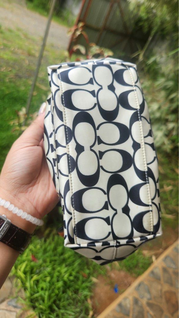 Coah Mini Soho (Category: Luxury Bags & Wallets) located in Cagayan de Oro. Submitted by KoaApparelAtbp. (Listing ID 1469300092, Image 3). Description: Coach mini soho bag has color transfer in front.. authentic. .