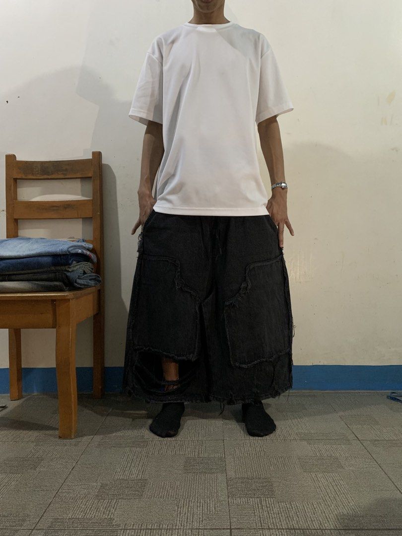 Collavo Carpenter Double Knee Distressed Baggy Jorts (Category: Shorts) located in Davao. Submitted by armanlinaojr. (Listing ID 1469237005, Image 1). Description: brand: “collavo” double knee carpenter distressed jorts waistline 28-41 ( garterized ) thigh 16.7 lenght 29 hem 14.5 - no issue - ready to wear - open for double checking through vc and can do meet up if malapit lang - heavy x hard price: ₱899 +shipping fee (₱89).
