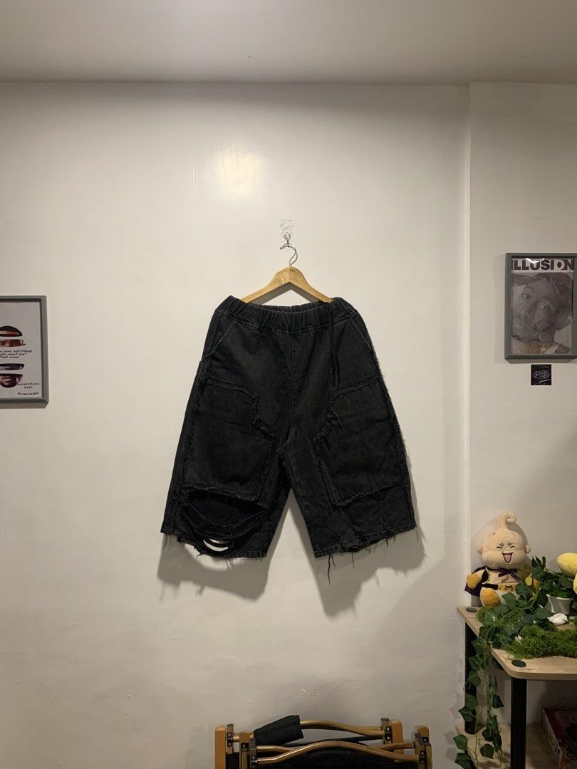Collavo Carpenter Double Knee Distressed Baggy Jorts (Category: Shorts) located in Davao. Submitted by armanlinaojr. (Listing ID 1469237005, Image 2). Description: brand: “collavo” double knee carpenter distressed jorts waistline 28-41 ( garterized ) thigh 16.7 lenght 29 hem 14.5 - no issue - ready to wear - open for double checking through vc and can do meet up if malapit lang - heavy x hard price: ₱899 +shipping fee (₱89).