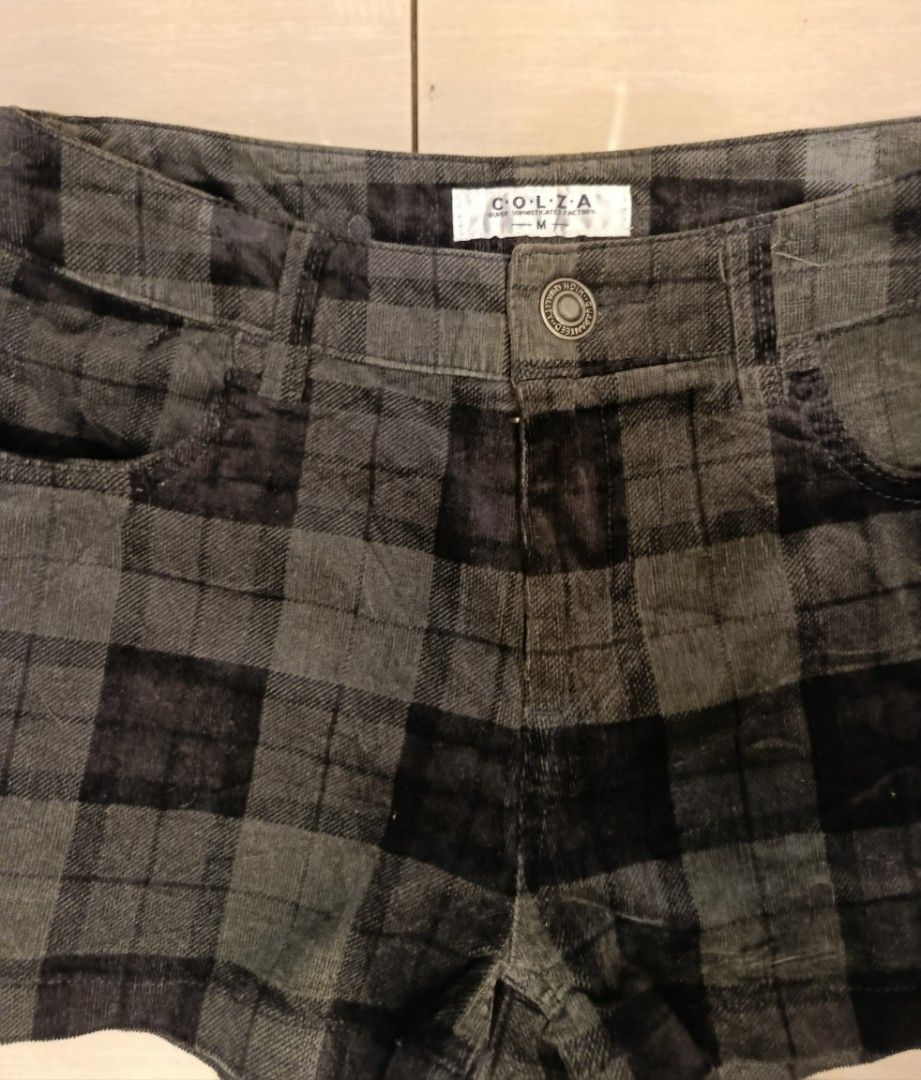 COLZA Jp Brand plaid mini shorts (Category: Shorts) located in Bambang. Submitted by czar_topaz (Listing ID 1469337458, Image 2). Description: waist: 28-29 length: 12.
