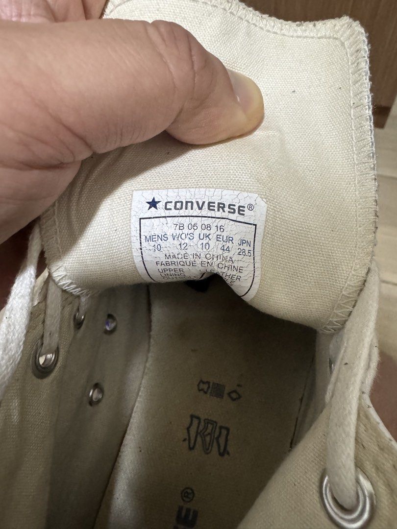 Converse （分類：波鞋）位於 Hong Kong。 由 superman_life 提交（商品編號 1469295213，圖片 3）。簡介： White leather Converse high tops, classic All Star style. Men size UK 10, EUR 44. Upper is real leather, textile lining. Normal wear marks on the rubber toe caps and midsoles. Laces included. Interior size tag fully readable. Made in China.。