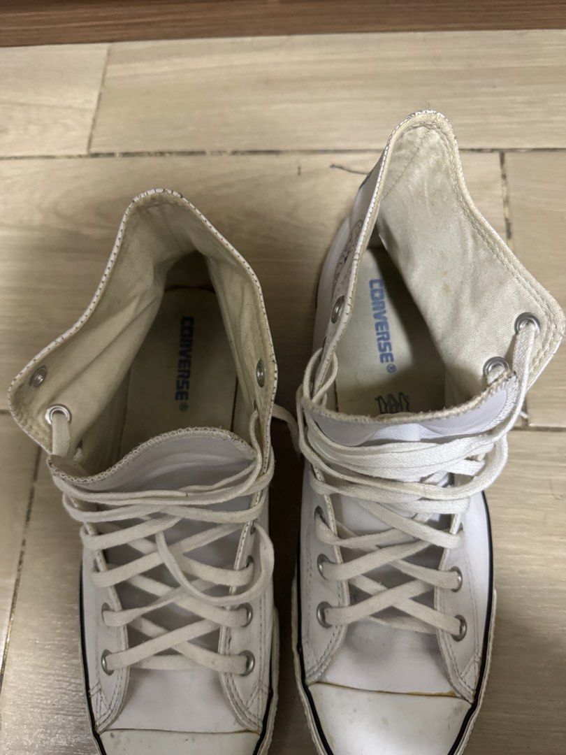 Converse （分類：波鞋）位於 Hong Kong。 由 superman_life 提交（商品編號 1469295213，圖片 4）。簡介： White leather Converse high tops, classic All Star style. Men size UK 10, EUR 44. Upper is real leather, textile lining. Normal wear marks on the rubber toe caps and midsoles. Laces included. Interior size tag fully readable. Made in China.。