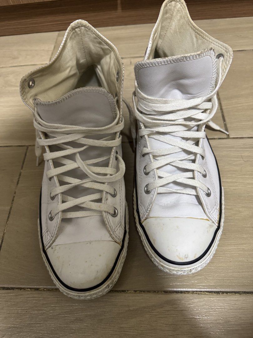 Converse （分類：波鞋）位於 Hong Kong。 由 superman_life 提交（商品編號 1469295213，圖片 5）。簡介： White leather Converse high tops, classic All Star style. Men size UK 10, EUR 44. Upper is real leather, textile lining. Normal wear marks on the rubber toe caps and midsoles. Laces included. Interior size tag fully readable. Made in China.。