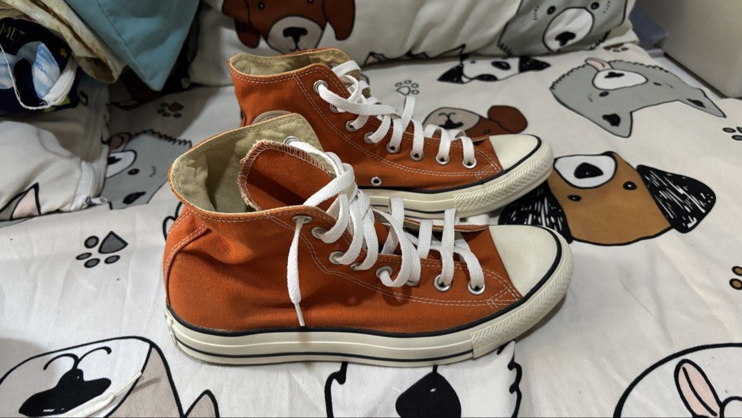 Converse chucktaylor (Category: Sneakers) located in Manila. Submitted by sliping4restrenzie13 (Listing ID 1469169756, Image 2). Description: Chuck taylor converse made in vietnam.