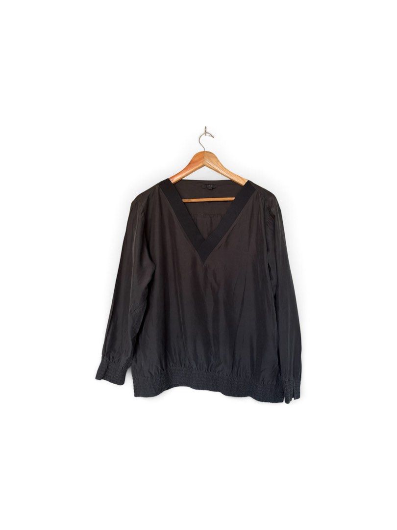COS 100% Silk V Neck Longsleeve (Category: Longsleeves) located in Quezon City. Submitted by chrizcboutique (Listing ID 1469186786, Image 2). Description: COS Vneck long sleeve 100% silk as per tag size 40 - Large size as per tag Measurements laid in flat shoulder to shoulder approx 19 inches armpit to armpit approx 23 inches lenght approx 24 inches Condition still in good condition lightly used no visible flaws .