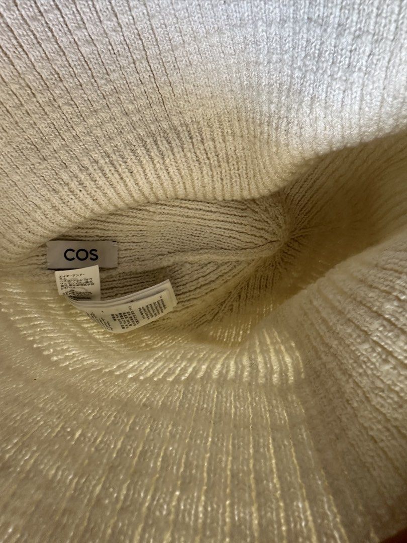 COS Knit Bucket Hat Off-White (Category: Hats & Beanies) located in Rosales. Submitted by dariang22 (Listing ID 1469187961, Image 3). Description: - Brand: COS - Style: Ribbed bucket hat - Color: Off-white - Material/Texture: Chunky knit all over - Condition: Clean inside and out, interior tags attached .