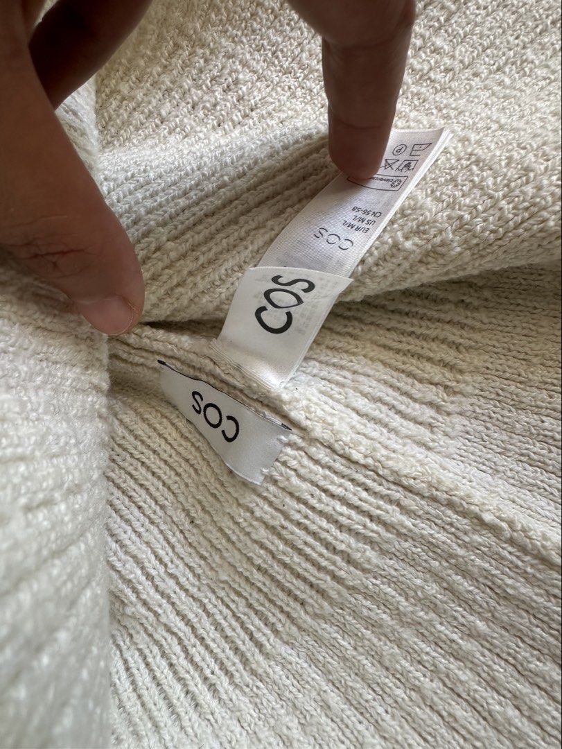 COS Knit Bucket Hat Off-White (Category: Hats & Beanies) located in Rosales. Submitted by dariang22 (Listing ID 1469187961, Image 2). Description: - Brand: COS - Style: Ribbed bucket hat - Color: Off-white - Material/Texture: Chunky knit all over - Condition: Clean inside and out, interior tags attached .