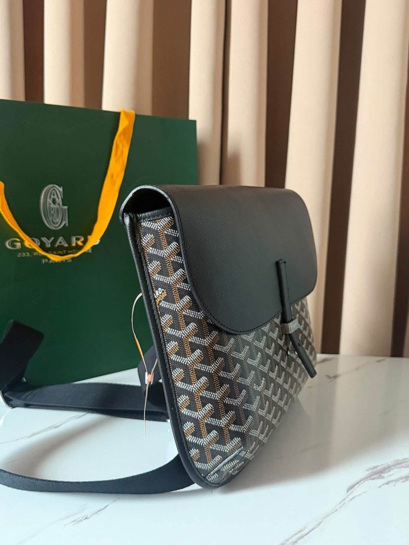 ❣️Coursier Messenger Bag❣️ (Category: Sling Bags) located in Manila. Submitted by annmacalua (Listing ID 1469168428, Image 3). Description: What u see is what u get!🥰.