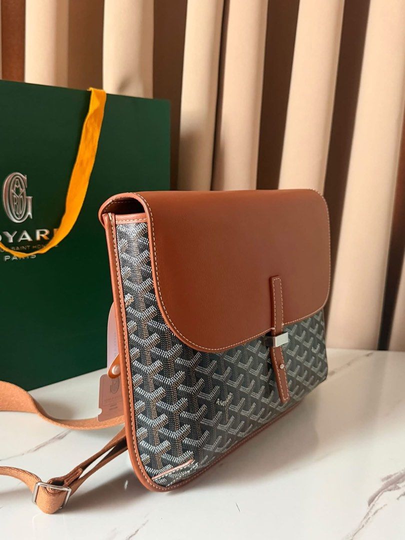 ❣️Coursier Messenger Bag ❣️ (Category: Sling Bags) located in Manila. Submitted by annmacalua (Listing ID 1469168317, Image 3). Description: What u see us what u get!🥰.