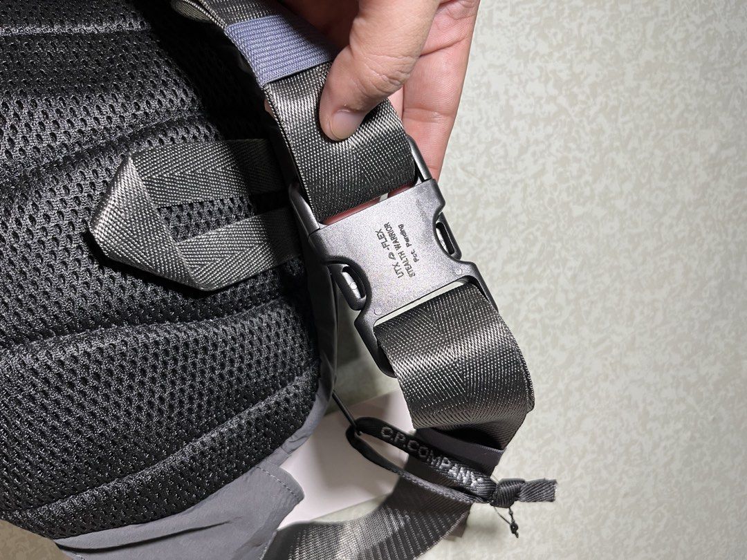 cp.company BELTBAG (Category: Belt bags, Clutches and Pouches) located in Quezon City. Submitted by headline. (Listing ID 1469326229, Image 3). Description: CP.COMPANY BELT BAG DARK GRAY EXCELLENT CONDITION FOR ONLY:980php +SHIPPING FEE.