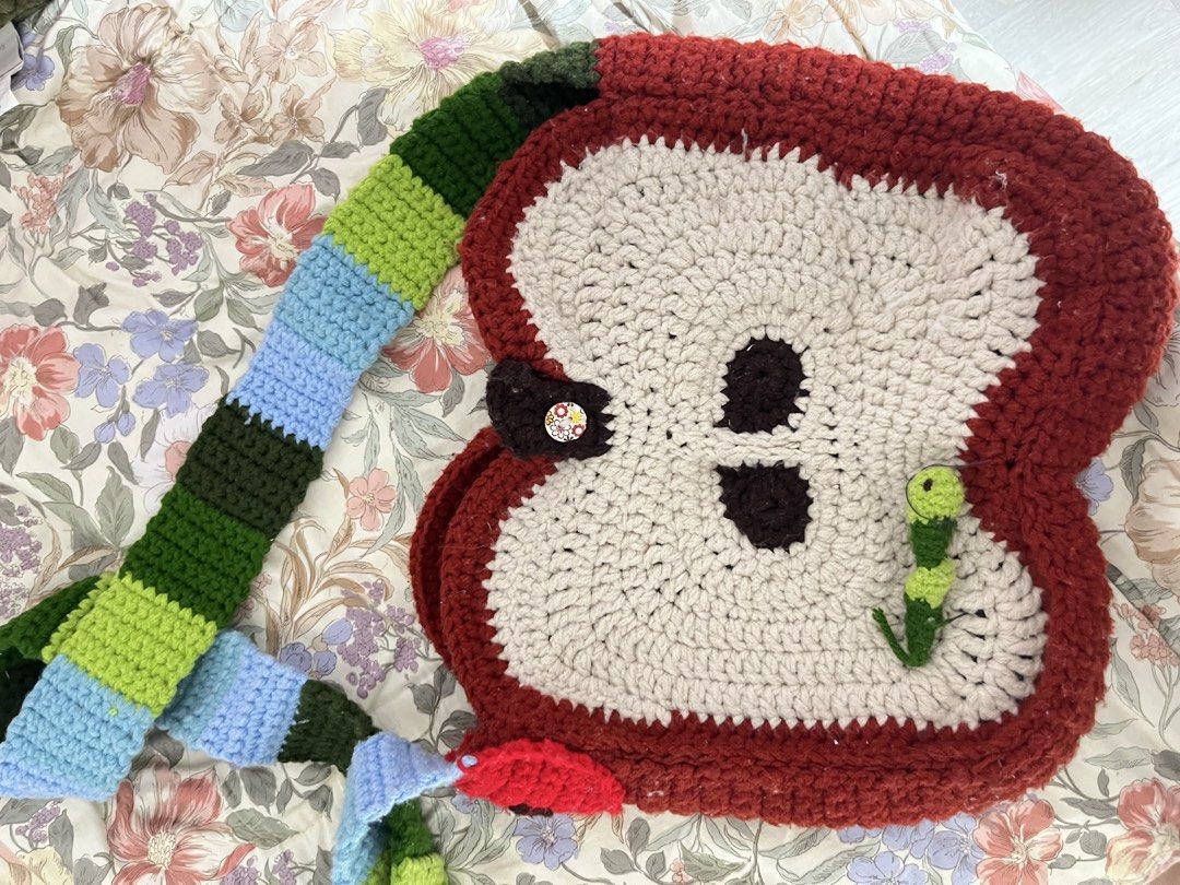 Crocheted Apple bag hungry caterpillar inspired (Category: Tote Bags) located in Talavera. Submitted by cookies.by.hoshishi (Listing ID 1469256195, Image 3). Description: Mod: jnt.