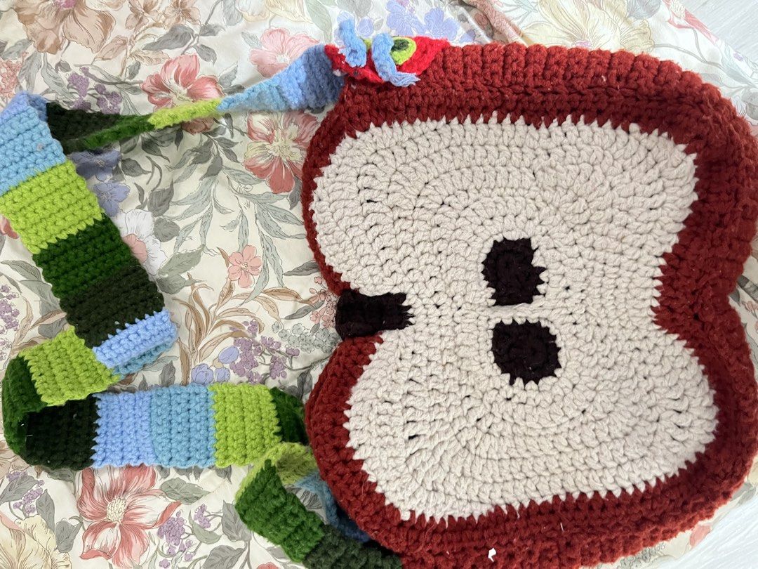 Crocheted Apple bag hungry caterpillar inspired (Category: Tote Bags) located in Talavera. Submitted by cookies.by.hoshishi (Listing ID 1469256195, Image 1). Description: Mod: jnt.