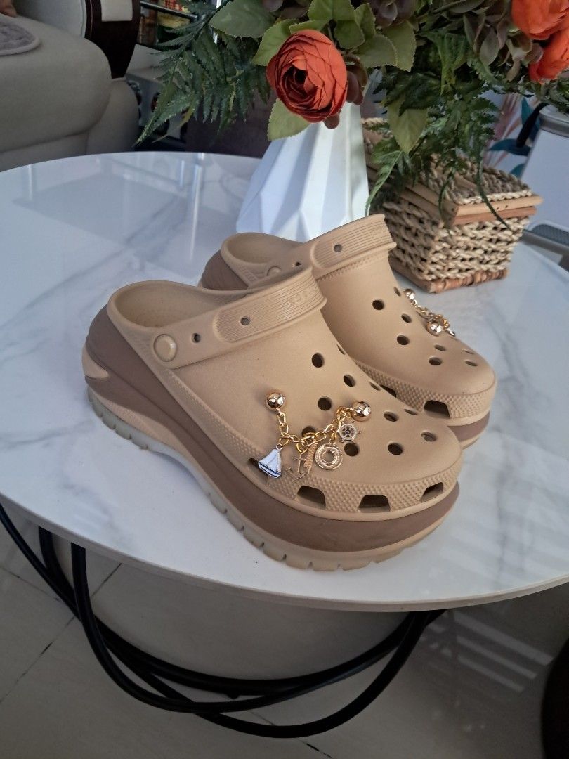 Crocs eva clogs (Category: Sandals) located in Ibaan. Submitted by ljnaig14 (Listing ID 1469179071, Image 2). Description: Crocs eva clogs original SLIGHTY used 10/9 combination of beige & white kasya po sa 8-9 size 9 po size paa ko.