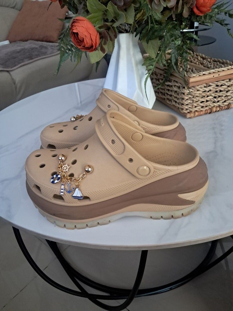 Crocs eva clogs (Category: Sandals) located in Ibaan. Submitted by ljnaig14 (Listing ID 1469179071, Image 3). Description: Crocs eva clogs original SLIGHTY used 10/9 combination of beige & white kasya po sa 8-9 size 9 po size paa ko.