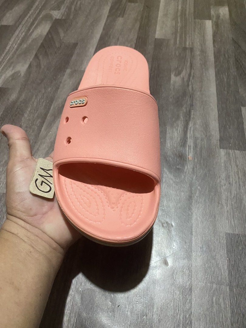 Crocs Round Toe Slides (Category: Flats & Sandals) located in Cebu City. Submitted by freemoon.b85e0c (Listing ID 1469302159, Image 3). Description: Crocs Round Toe Slides Legit/2nd hand Size 8 us/6 uk/39 euro Price 850 plus sf Good condition.