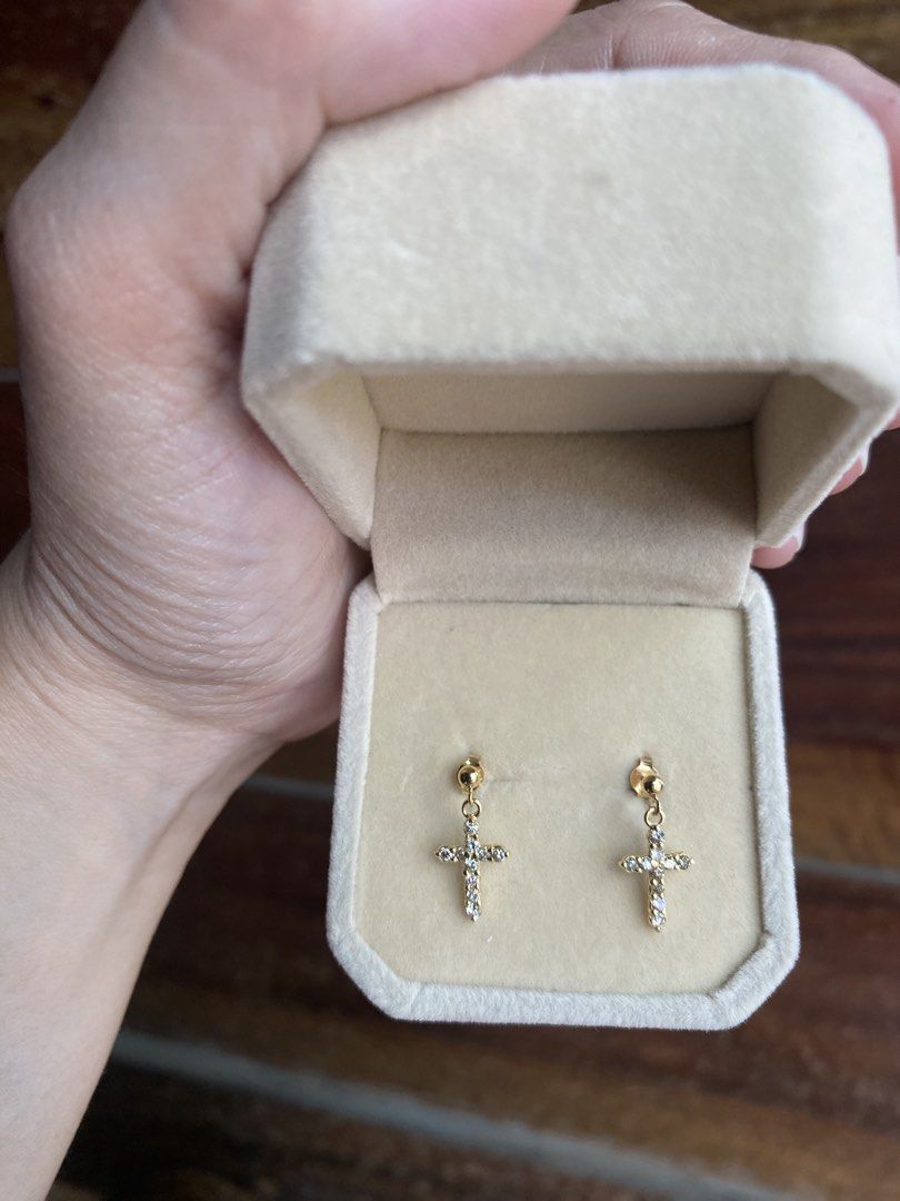 Cross Earring Pair w/ Diamonds (Category: Earrings) located in Manila. Submitted by jen_abon (Listing ID 1469191852, Image 2). Description: 💎18K / 0.9 grams / Natural Diamonds 💎 No certificate 💎Pawnable .